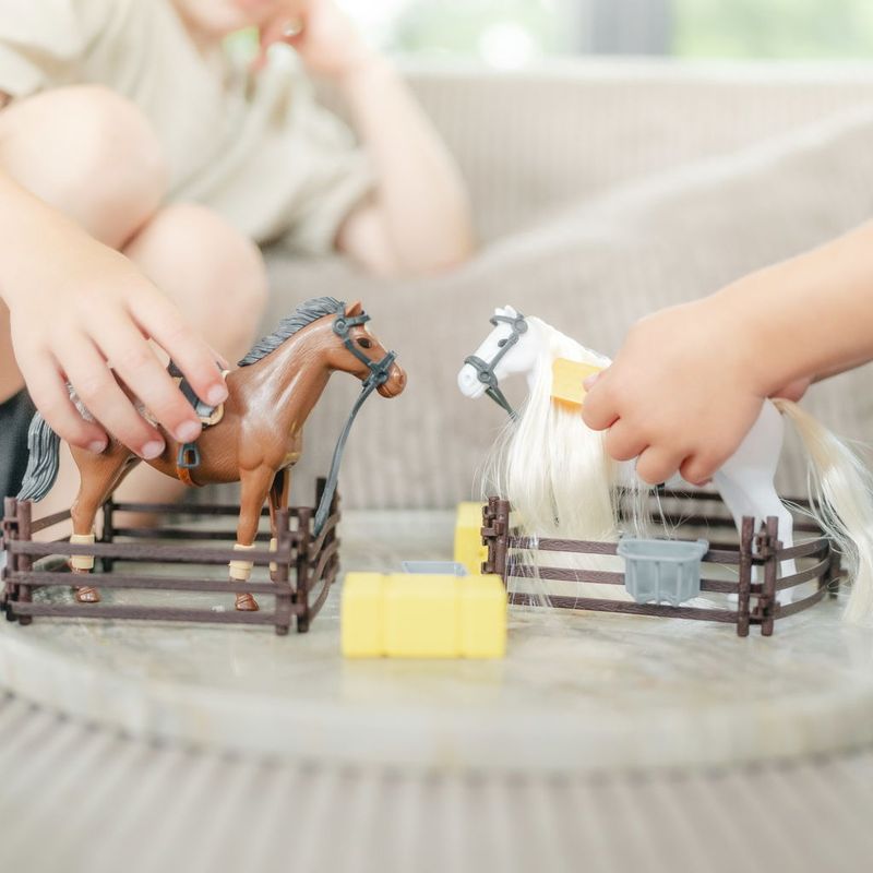 Hestegårdssett 8 deler | Mumuru lekesett | Realistiske hester