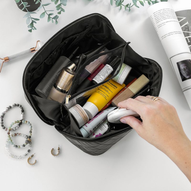 OlsenHome Makeup veske | Beige og svart sminkepung med rominndeling